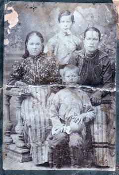 Анна Ивановна Летова (справа) и ее семья
