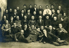 Групповое фото. Мой дед Георгий Михайлович Мартемьянов - сидит в третьем ряду четвертый слева илишестой справа

30 сентября 1930, Кокчетав