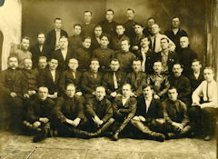 Групповое фото. Мой дед Георгий Михайлович Мартемьянов - сидит во втором ряду справа или восьмой слева
