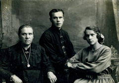 Александра Тимофеевна Ерыкалова, ее дети Яков Александрович и Нина Александровна, Харьков, Новая Бавария