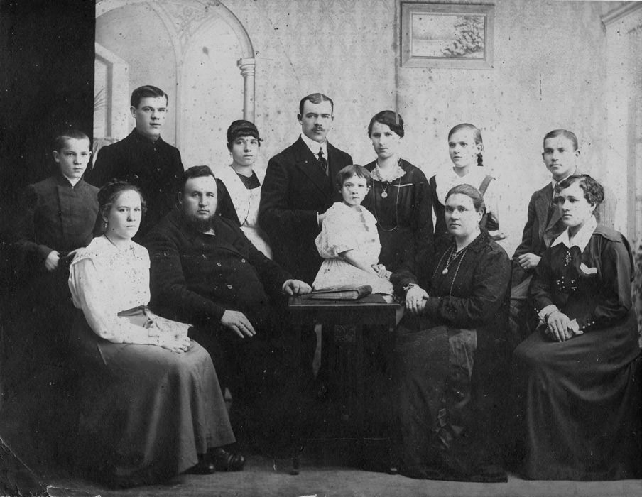 Фото: Александр Ильич Ерыкалов и его семья, Семипалатинск 1916